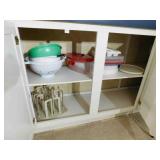 Kitchen Plasticware, variety (in cabinet)