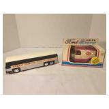 ERTL 1913 Die-Cast model T & Toby Tours bus bank