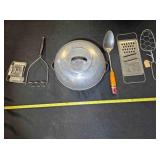 Vintage aluminum bowl & lid w/wire grate insert