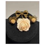 Antiqued Gold tone Resin Rose Bow Brooch &