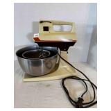 Sunbeam Mixmaster, 3 bowls, 2 stainless steal