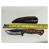 Fixed Blade hunting knife w/a sculpted brown wood