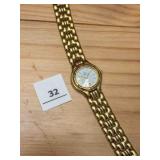 Vintage Ladies Ivy Club Gold Watch