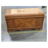 Cedar chest, veneer in bad shape