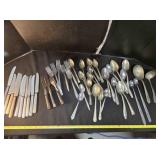 Kitchenware; Thermos, knives, gravy separator