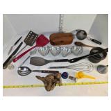 Kitchenware; 3 spatulas, strainer, slotted spoon