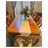 very nice Oak queen an leg dining table