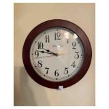 Kincaid round battery operated clock, 11"