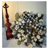 Wreath and red dï¿½cor