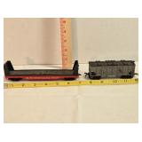 2 HO scale railroad cars