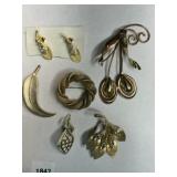 4 Gold tone Vintage Brooches 1 Earrings Brooch
