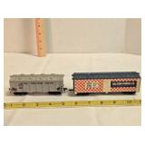 2 HO scale railroad cars