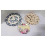 3 Vintage Kitchenware Dinner & Salad Plates