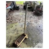 Floor Jack. Not sure the capacity. Could not