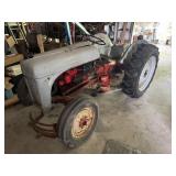 Looks to be a Ford series 600-800. Year