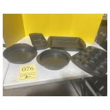 Five pieces of kitchenware