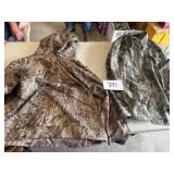 Extra large under Armour hoodie and extra large