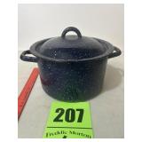Enamelware pot with lid