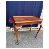 Fantastic Fancy Carved End Table w/Shell Carving