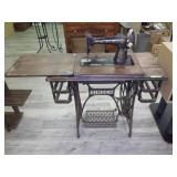 VINTAGE SINGER SEWING MACHINE IN ROUGH CABINET>>>