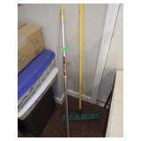 PUSH BROOM & RETRACTABLE POLE
