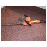 BLACK & DECKER ELECTRIC HEDGE TRIMMER -TURNS ON