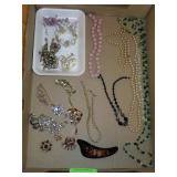 VTG COSTUME JEWELRY FOR CRAFTS (BROKEN AND / OR >>
