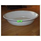 VINTAGE ENAMELWARE TUB / BASIN  25 1/2 x 18 x 7