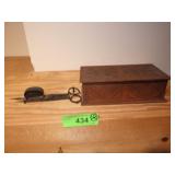 VTG CARVED OAK BOX (7 1/2 x 4 x 2 1/2) & CANDLE>>>