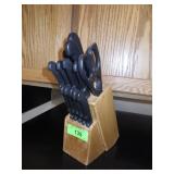 KNIVES IN KNIFE BLOCK (MISSING 1 STEAK KNIFE)