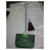 VINTAGE CHILDS METAL DUSTPAN AND WHISK BROOM