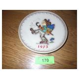 1973 GOEBEL HUMMEL GLOBE TROTTER 3RD ANNUAL PLATE