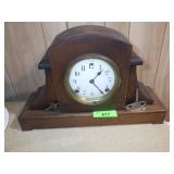 VINTAGE SESSIONS MANTLE CLOCK  (RUNS)