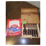 CUTTING BOARD W/ KNIVES IN STORAGE DRAWER, SARAN>>