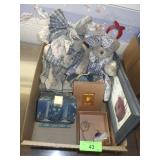 2 PLUSH BEARS, WOODEN HOUSE BOX, COUNTRYN DECOR>>>