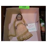 VINTAGE MADAME ALEXANDER MINIATURE SHOWCASE INDIA>