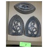VINTAGE ENTERPRISE CAST IRON IRON & TRIVETS