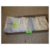 VTG EMBROIDERED TABLECLOTH & NAPKINS (TABLECLOTH>>