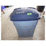 RUBBERMAID 30 GALLON TRASH CAN