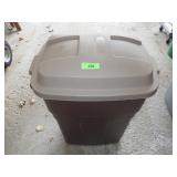 RUBBERMAID 30 GALLON TRASH CAN