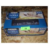 BOX OF PLASTIC FORKS