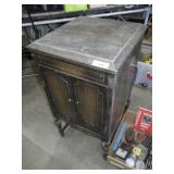 VINTAGE VICTROLA **BRING HELP**