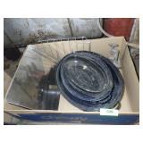 3 VINTAGE GRANITWARE ROASTERS, CAKEPAN W/ HANDLE>>