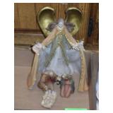 ANGEL & HOLY FAMILY NATIVITY SET