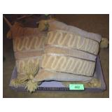 VINTAGE LAZY BACK THROW PILLOWS (1 W/ STAINS ON >>