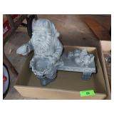 RESIN SANTA SITTING ON BENCH (BROKEN FOOT) 17' >>>