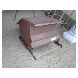 METAL HOUSE BIRD FEEDER