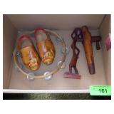 VINTAGE REVONOC WOODEN KEG TAPPER, CARVED WOODEN>>