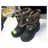KIDS ITASCA BOOTS (SIZE 5)