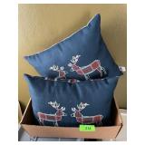 2 REVERSIBLE THROW PILLOWS
